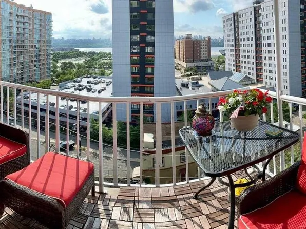 30 Legend Hills Dr, Edgewater, NJ 07020