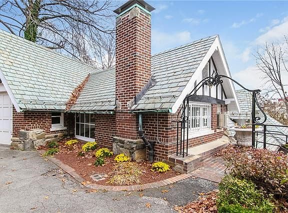 Drive-in entry from Ardell Rd.