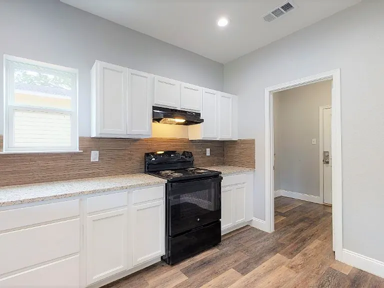114 E Oak St — Photo 5