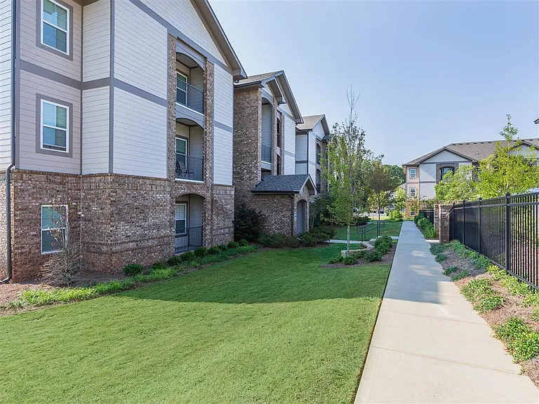 One White Oak Apartments — Photo 16