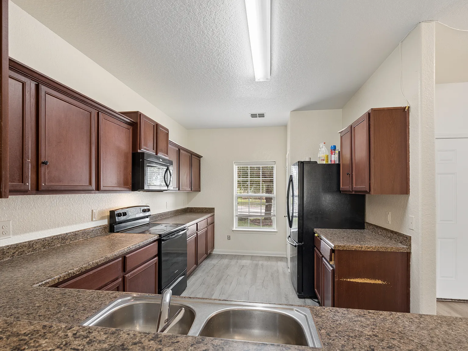 5 bed, 2.5 bath, 2560 sqft, $1,899 — Photo 3
