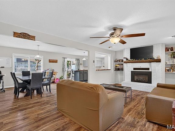 2nd image of 906 Laurel Dr