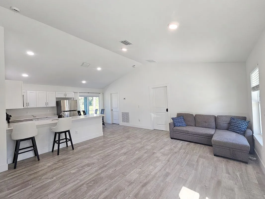 3 bed, 2.0 bath, 1258 sqft, $2,450 — Photo 3