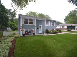 402 Cherry Valley Rd, Vernon Hills, IL 60061