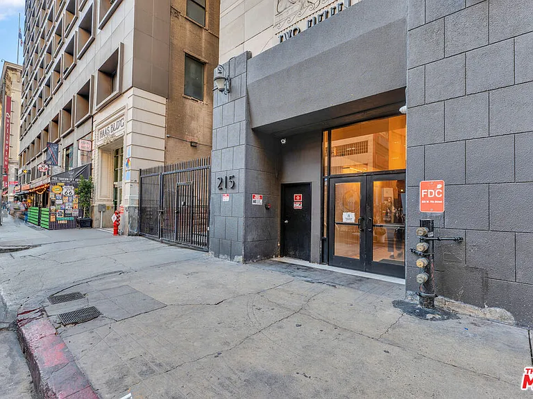 215 W 7th St #811 — Photo 39