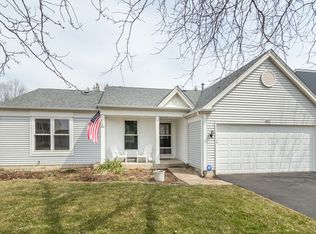 977 Royal Glen Ln, Carol Stream, IL 60188