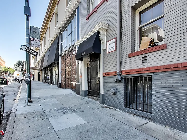 1030 Larkin — Photo 9