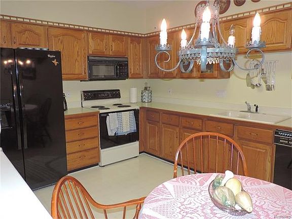 4th image of 41903 Cantebury Dr #1
