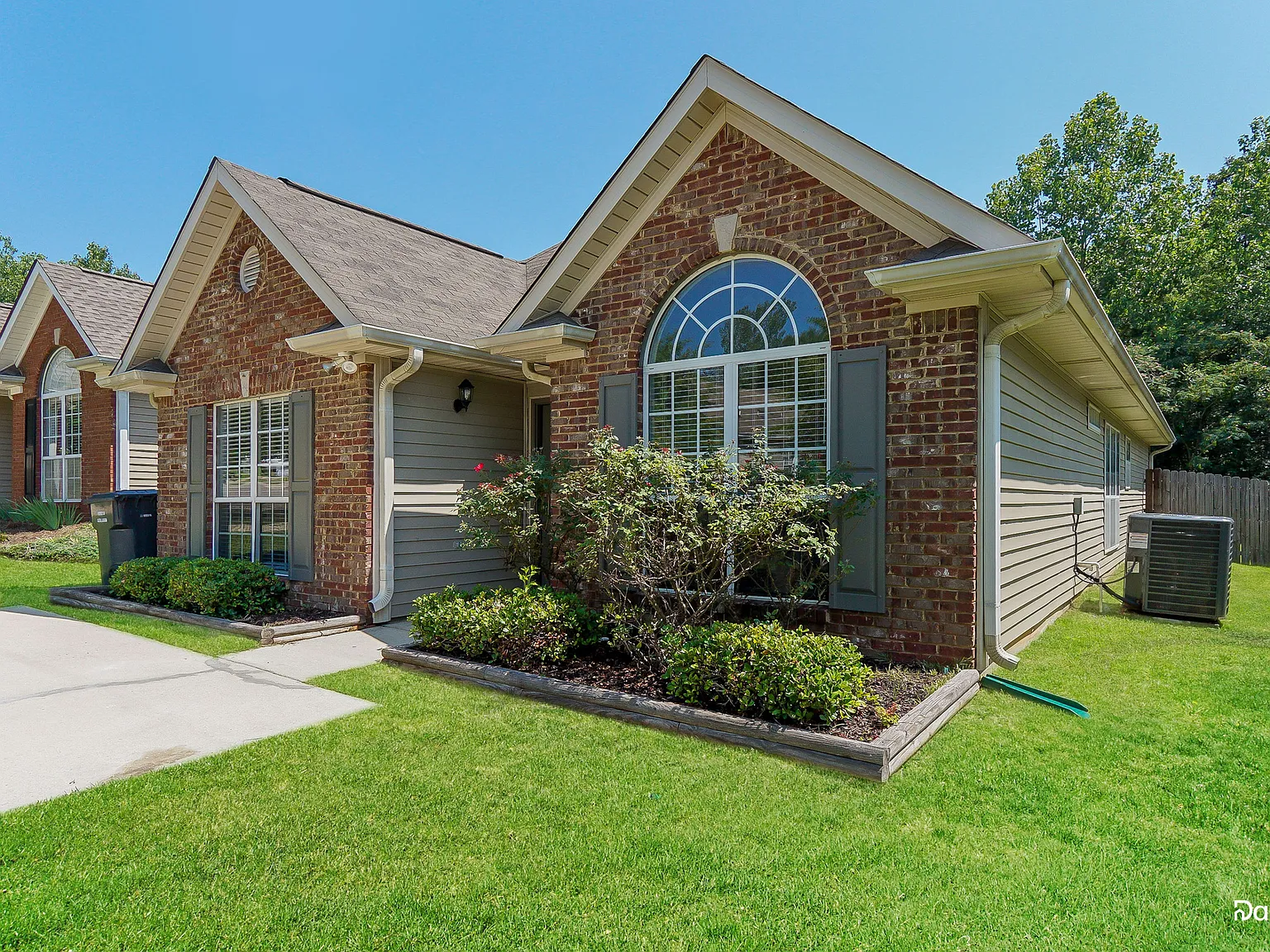 3 bed, 2.0 bath, 1644 sqft, $1,780 — Photo 2