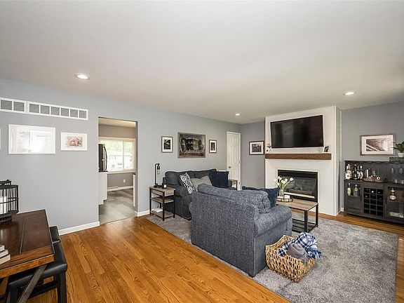 4th image of 711 Village Square Dr