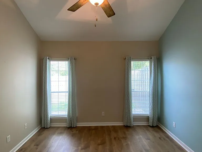 2807 Southwood Ln — Photo 10
