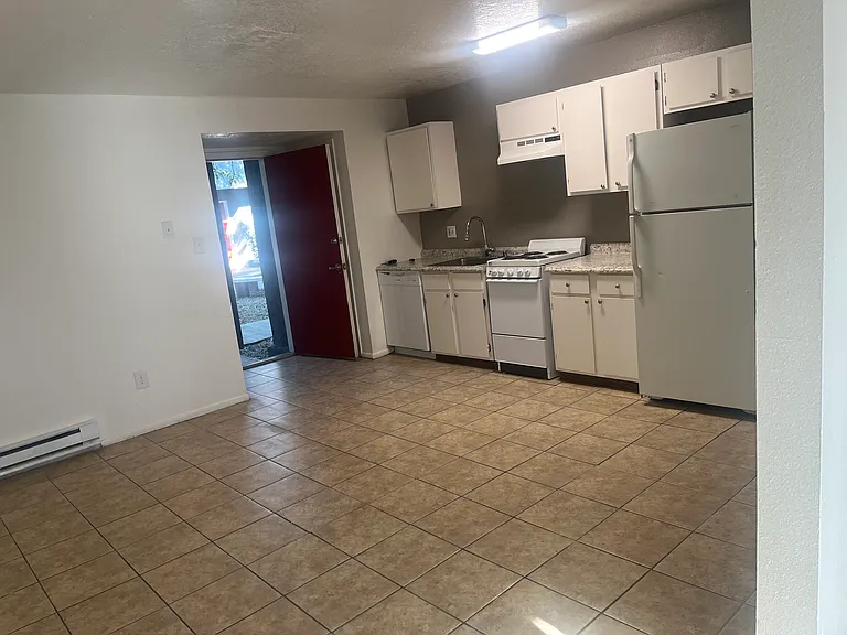 Modern 450 SF Updated Apts w/ Balconies in Ridgecrest — Photo 11