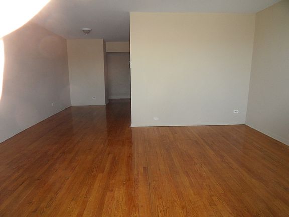 2nd image of 7200 N Claremont Ave APT 403
