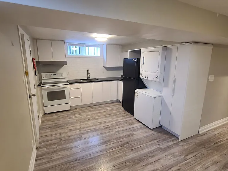 1176 Alexandra Ave #BASEMENT — Photo 3