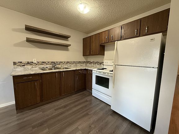 3rd image of 625 Columbia Blvd W #B