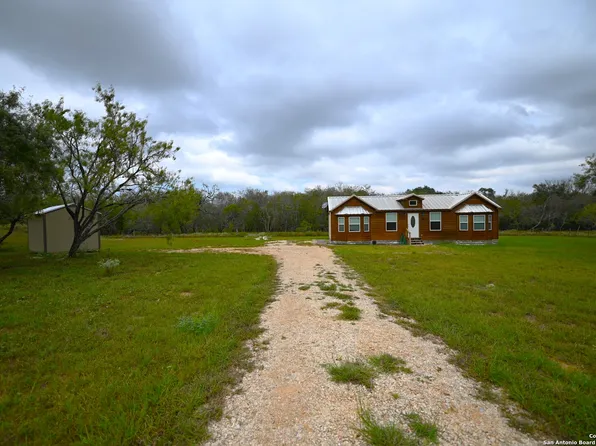 6633 County Road 401, Floresville, TX 78114