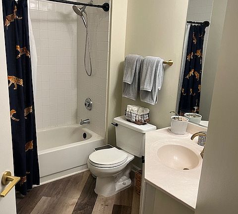 Master bath with tub