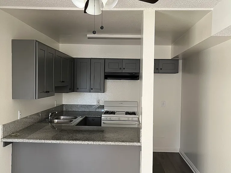 140 N Commonwealth Ave — Photo 2