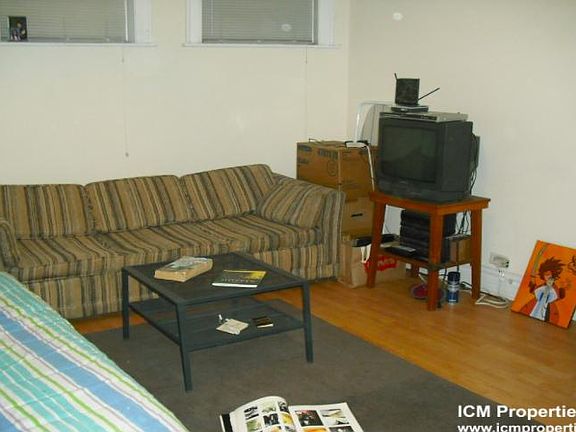 3rd image of 1940 W Wilson Ave #G