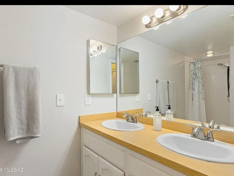 1200 E River Rd — Photo 10