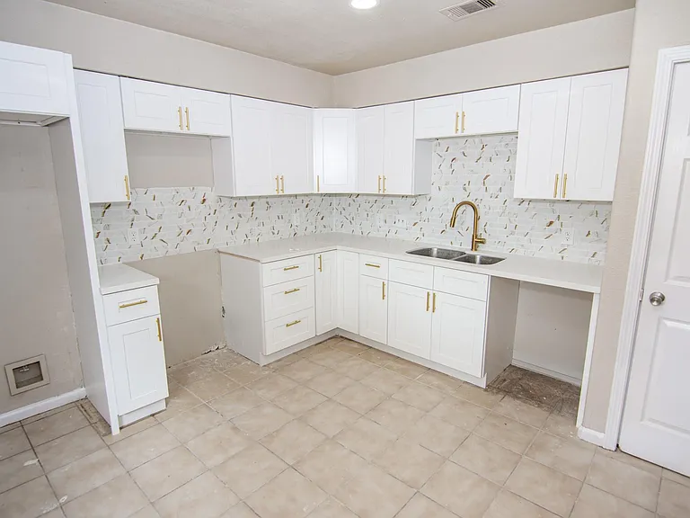 2611 Ashington Dr — Photo 3