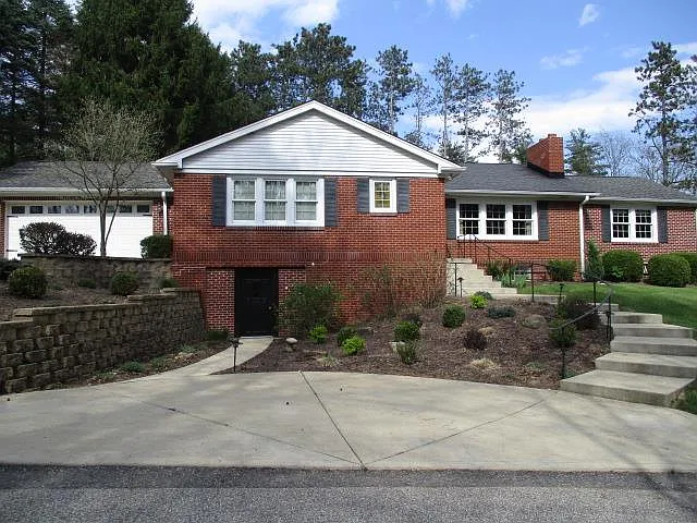 93 Fairfield Dr photo 1