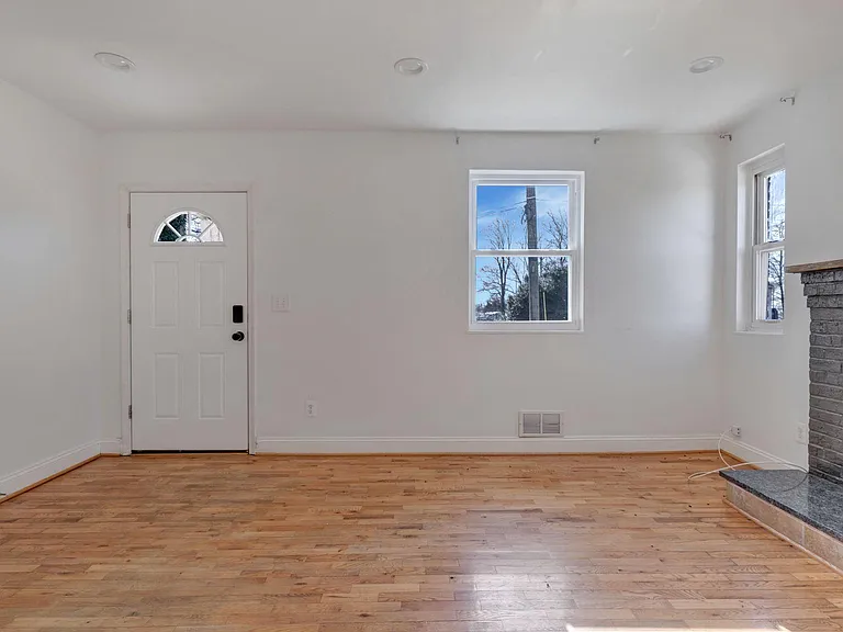 1604 Woodhill Ct — Photo 10