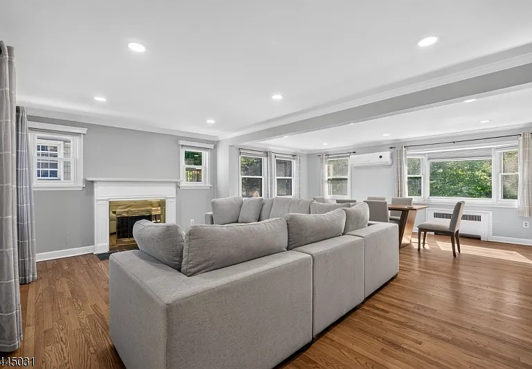 29 Laurel Ave — Photo 2