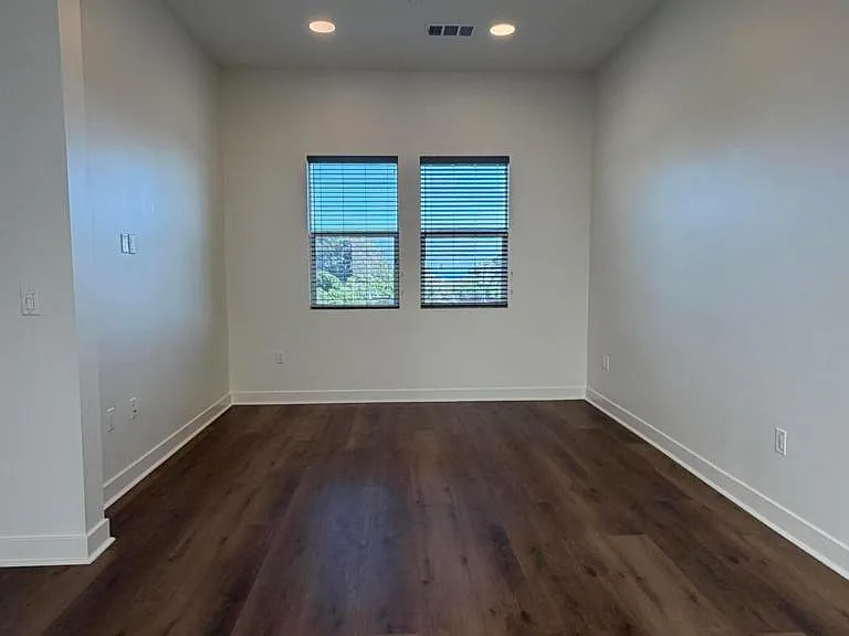 1260 E Thompson Blvd #106 — Photo 5