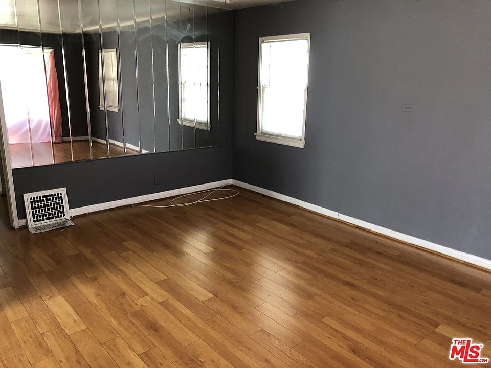 1st image of 1927 W 37th Pl