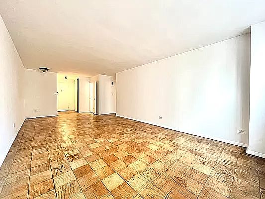 3rd image of 257 W 93rd St APT 4C