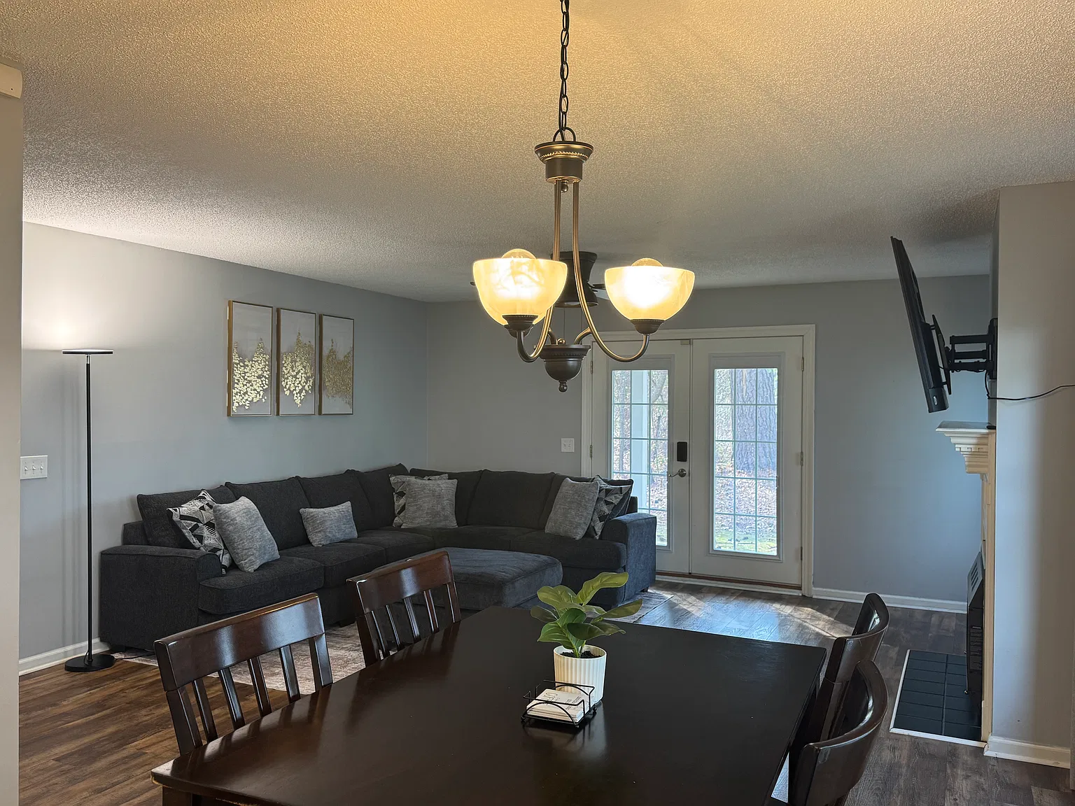 128 W Victoria Ct — Photo 4