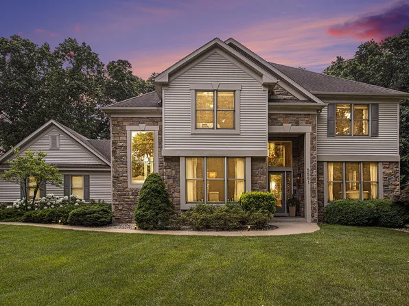 5551 Saddle Club Dr, Kalamazoo, MI 49009