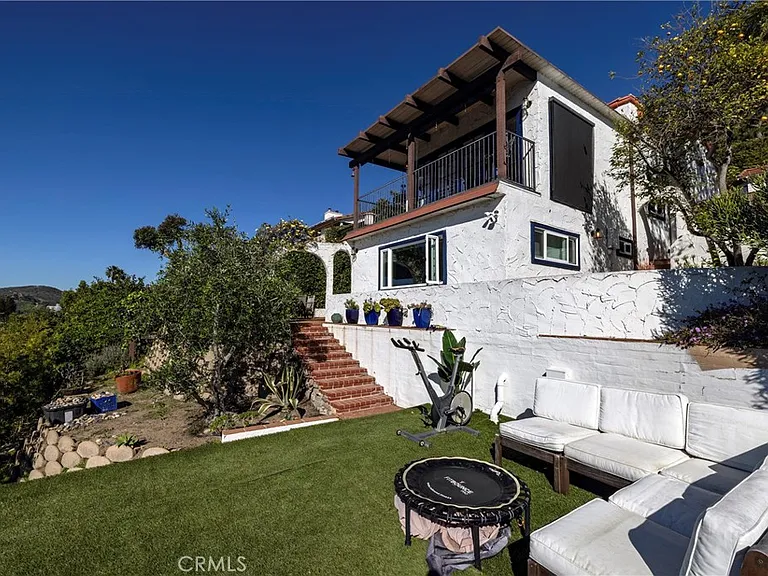 1082 Temple Hills Dr — Photo 2