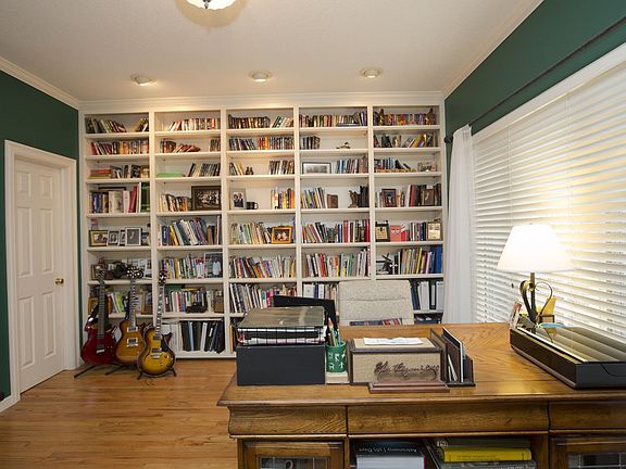 Study w/built-in bookcase & full bath