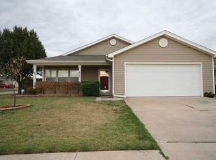 900 Edinburg Dr, Yukon, OK 73099