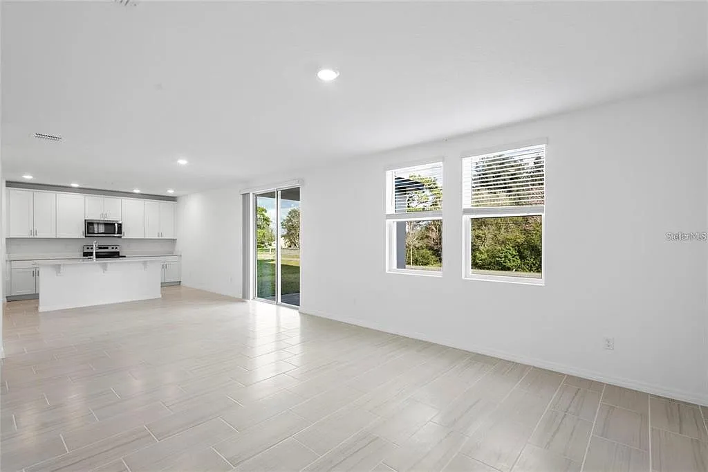 4 bed, 2.5 bath, 2339 sqft, $2,600 — Photo 2