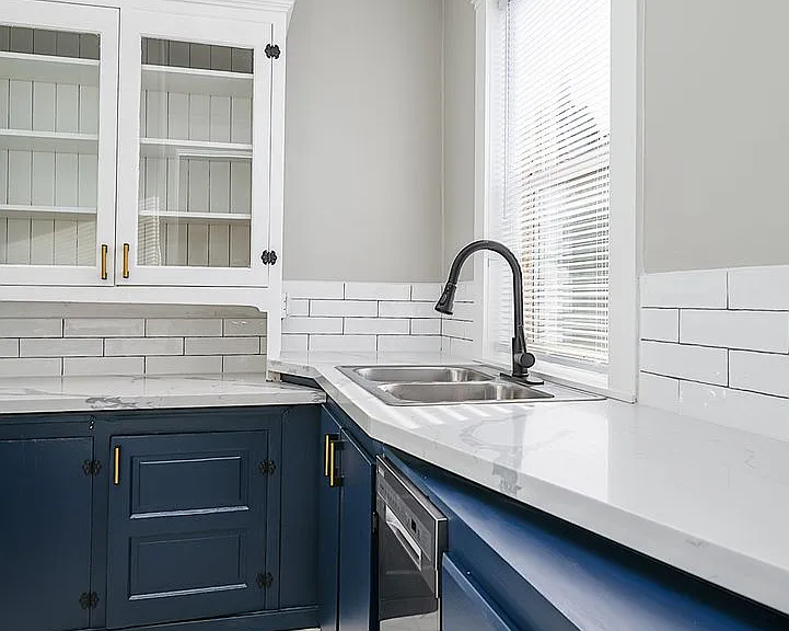 Elegant Renovation! HUGE 1 Bed 1 Bath Available Now! — Photo 12