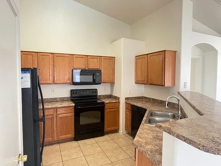 915 W Bowker St — Photo 4