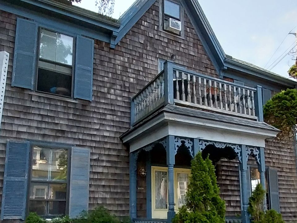 200+ year old Victorian in the heart of the Shipyard District.
