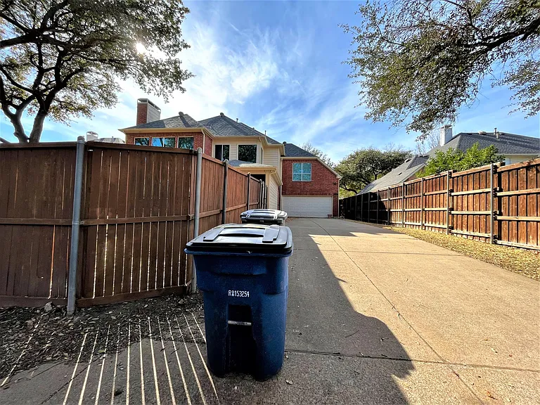 18716 Greenside Dr — Photo 28