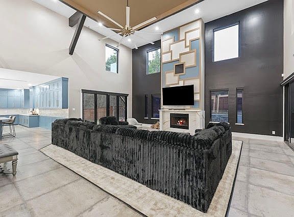 3rd image of 511 S Bluegrove Rd