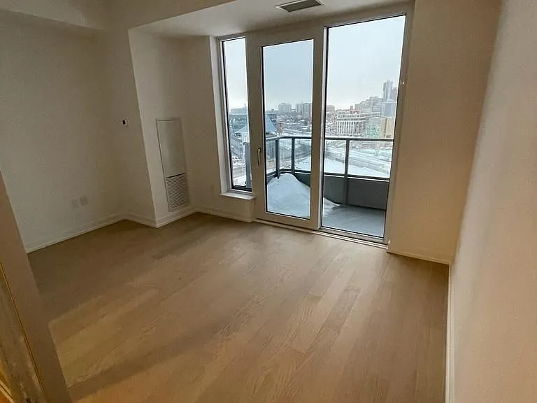 15 Wellington St S #703 — Photo 7