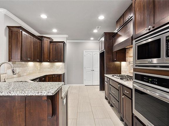 4th image of 2547 N Glenmoor Dr