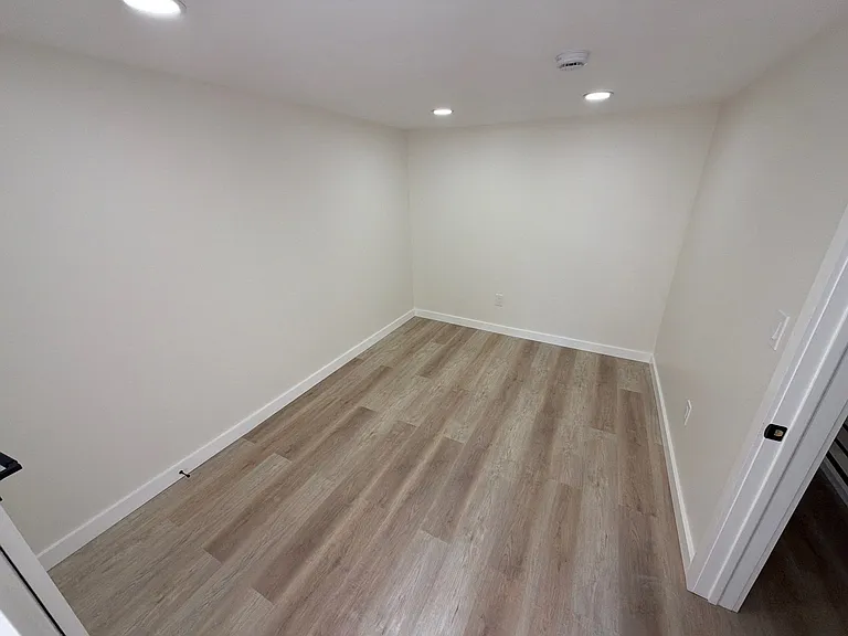 128 Hanford Pl — Photo 6