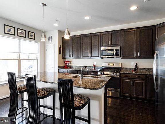 4th image of 724 Rollins Ln