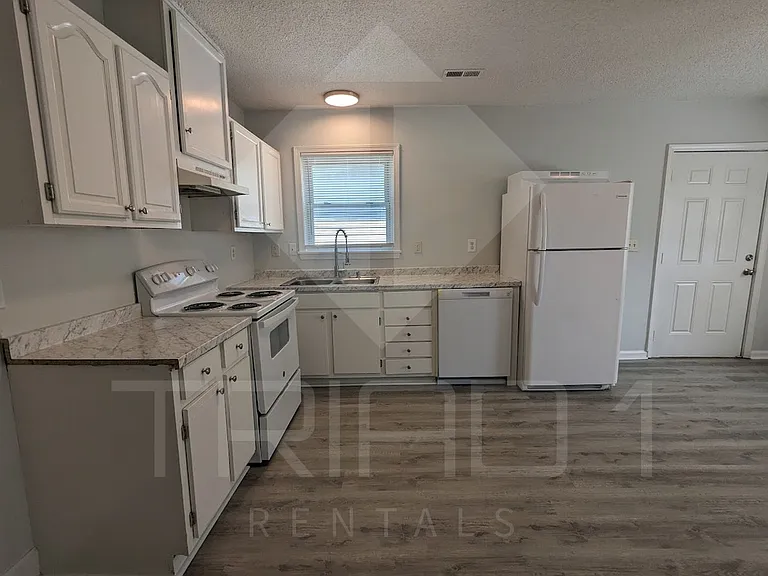 1001 E Bragg St — Photo 12