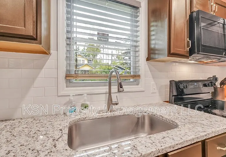 1305 E 32nd St — Photo 33