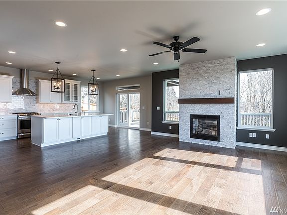 3rd image of 851 Blackstone Ct