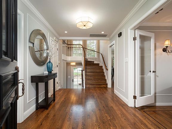 4th image of 2120 Oaks Dr